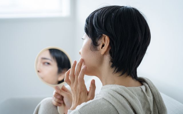 加齢でムダ毛がまた生える?その原因と対策を徹底解説