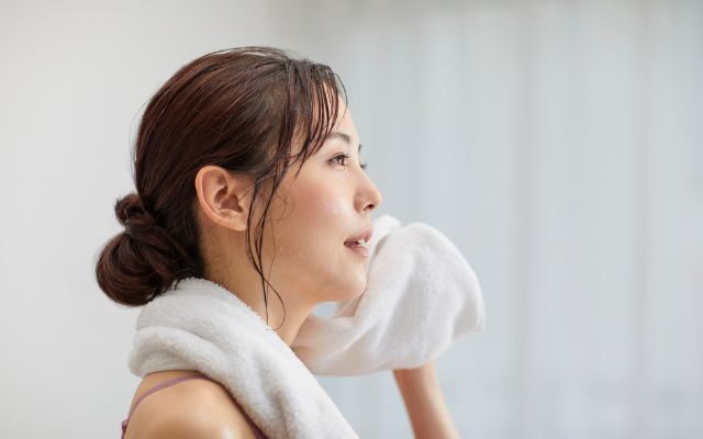 医療脱毛で汗腺に影響はある？汗が増えたように感じる理由と注意点